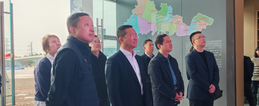 2圖為侯景濱在國(guó)際非物質(zhì)文化遺產(chǎn)博覽園參觀-周通攝.jpg